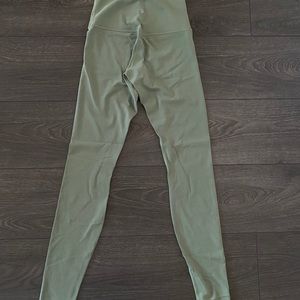Lululemon Aligns. size 4. High rise 28”